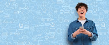 Genç bir adam internet üzerinden alışveriş yapmak için akıllı telefonunu kullanıyor. Teslimat ve e-ticareti temsil eden ikonlarla çevrili. Arkaplanda bir alışveriş ve iletişim sembolleri kolajı yer alıyor.