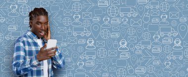 Tatmin olmuş bir alıcı, akıllı telefonuyla online alışveriş uygulamasına bağlanır. Enerjik arkaplanda, modern ticaretin kolaylığını vurgulayan çeşitli alışveriş simgeleri yer alıyor..