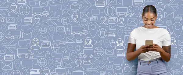 Alıcı, yaratıcı bir kolaj arkaplanının karşısında dururken mobil bir alışveriş uygulamasına bağlanır. Evdeki teslimat hizmetlerini tamamlarken gülümsüyor..