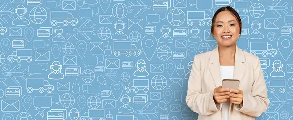 Gülümseyen bir müşteri çevrimiçi alışveriş yaparken bir akıllı telefon tutar. Arka planda, modern alışveriş deneyimini gösteren çeşitli dijital ticaret simgeleri ve grafikleri yer alıyor..