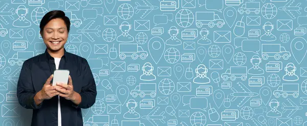 Mutlu bir müşteri çevrimiçi alışveriş için akıllı telefon uygulamasına bağlanır.