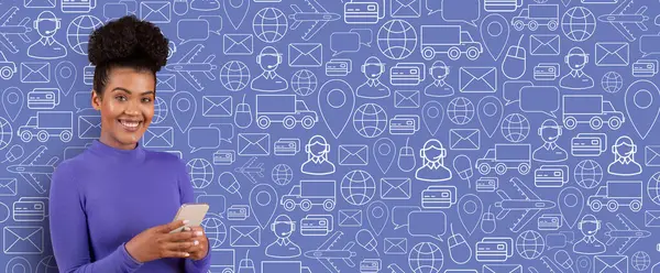 Alıcı elinde akıllı bir telefonla çevrimiçi alışveriş yaparken gülümser. Arkaplanda e-ticaret ve dağıtım hizmetlerini temsil eden çeşitli semboller yer alıyor..