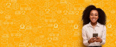 Alıcı elinde akıllı bir telefonla çevrimiçi alışveriş yaparken gülümsüyor. Arkaplanda e-ticaret faaliyetlerinin iletildiği bir dağıtım simgeleri ve alışveriş sembolleri kolajı yer alıyor..