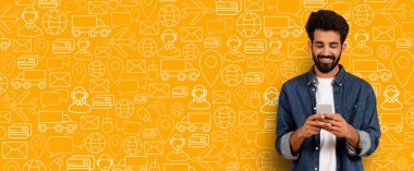 Bir insan akıllı telefonuyla online alışverişe çıkar..