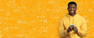 Alıcı elinde akıllı telefon tutarken gülümser, online alışveriş uygulamasına bağlanır. Parlak sarı arkaplanda ticaret ve teslimat hizmetleriyle ilgili çeşitli simgeler yer almaktadır..