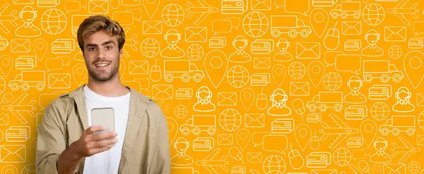 Genç bir adam elinde akıllı bir telefonla çevrimiçi alışveriş yapıyor. Canlı arka planda e-ticaret ve dağıtım hizmetleriyle ilgili simgeler yer alıyor..