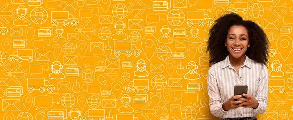 Alıcı elinde akıllı bir telefonla çevrimiçi alışveriş yaparken gülümsüyor. Arkaplanda e-ticaret faaliyetlerinin iletildiği bir dağıtım simgeleri ve alışveriş sembolleri kolajı yer alıyor..