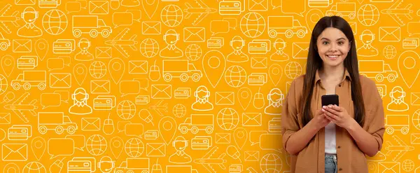 Genç bir kadın, internet üzerinden alışveriş yapmak için akıllı telefonunu kullanırken kendine güvenerek gülümsüyor. Canlı arkaplan, oyuncu bir kolajda sunumu, ticareti ve müşteri hizmetlerini sembolize eden simgeler içerir..