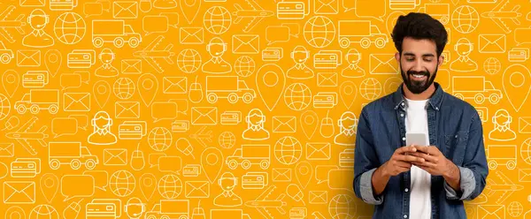 Bir insan akıllı telefonuyla online alışverişe çıkar..