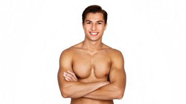 Erkek manken. Beyaz arka planda soyutlanmış kollarıyla duran kaslı çıplak gövdeli yakışıklı, güçlü atletik adamın portresi. Stüdyoda poz veren gömleksiz çekici bir adam. El ele tutuşuyoruz