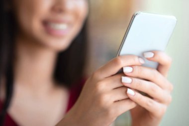 Modern Smartphone kullanan, arkadaşlarıyla mesajlaşan ya da interneti karıştıran, mobil iletişimin tadını çıkaran, Sms okuyan, seçici odaklı kesilmiş resim ve boş alan olan