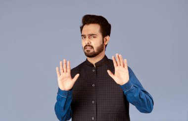 Memnuniyetsiz Hintli adam menekşe arka planda inkar jesti yapıyor