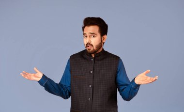 Kim bilir? Kafası karışmış Hintli adam omuzlarını menekşe arka planda silkiyor, panorama