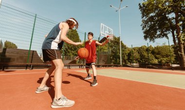 Açık alanda yarışmaya hazırlanan iki profesyonel basketbolcunun panoramik görünümü, kopyalama alanı