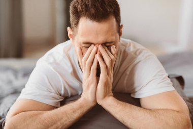 Kötü Uyku. Sabahları gözlerini ovuşturan adam uykulu bir şekilde uyanıyor. Evde, yatak odasında karnı üzerinde yatıyor. Yorgun adamın baş ağrısı ve uykusuzluk sorunu var. Uykusuzluk Konsepti