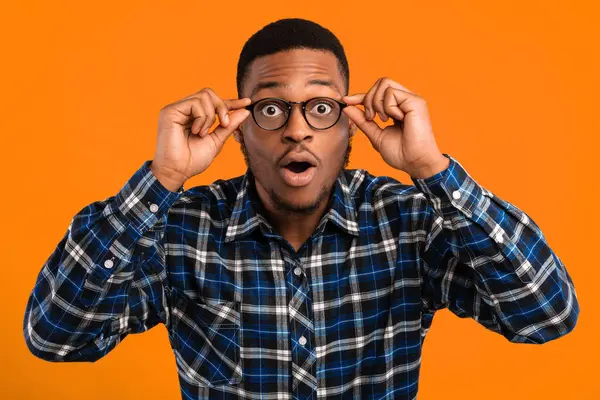 Sarı Stüdyo 'nun arka planındaki kamera pozuna bakan siyah adam şok oldu. Görme Düzeltme Konsepti