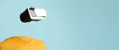 Bir insan modern sanal gerçeklik gözlükleriyle meşgul, en son teknolojiyi sunuyor. Arka plan izole edilmiş, aygıtların önemini vurguluyor.