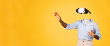 Bir kullanıcı, parlak sarı arka planda modern VR gözlükleri takarak sanal gerçekliğe bağlanır. Başsız figür, artan gerçeklikleri deneyimleyerek etkileşimli bir dijital deneyime dalmaktadır..