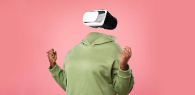 Bir insan, modern gözlük kullanarak sanal gerçeklik deneyimine dalmıştır..