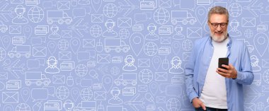 Bir müşteri akıllı telefondan online alışveriş uygulamasına bakarken gülümsüyor. Arkaplanda dijital ticaretin vurgulandığı dağıtım simgeleri ve iletişim sembolleri yer alıyor.
