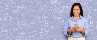 Bir müşteri internet üzerinden alışveriş yapmak için akıllı telefon kullanıyor. Arkaplanda teslimat ve çevrimiçi ticaretle ilgili simgeler yer alıyor. Ayarlar, alışveriş davranışlarında kolaylık ve modernlik olduğunu gösteriyor.