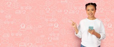 Mutlu bir alıcı akıllı telefonuyla çevrimiçi alışveriş yapıyor. Eklektik arka planda, modern e-ticaret eğilimlerinin vurgulandığı dağıtım ve ticaret unsurları yer alıyor..