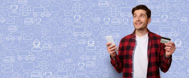 Alıcı bir internet mağazasını araştırırken akıllı telefon ve kredi kartı bulundurur. Arka planda e-ticaret ve dağıtım hizmetlerini temsil eden çeşitli simgeler yer alıyor ve canlı bir alışveriş atmosferi yaratıyor..