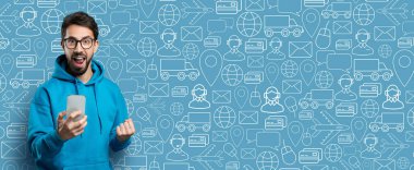 Mutlu bir müşteri elinde akıllı bir telefon tutuyor ve online alışveriş hakkında heyecanını dile getiriyor. Arkaplanda teslimat hizmetleri ve çevrimiçi ticaret faaliyetlerini temsil eden çeşitli simgeler yer alıyor..