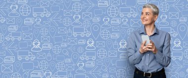 Bir insan akıllı telefonuna bakarken gülümser, online alışveriş deneyiminden zevk alır..