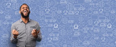 Neşeli bir alıcı, akıllı telefon uygulaması aracılığıyla başarılı bir alışveriş yaptıktan sonra heyecanını ifade eder. Arkaplanda bir teslimat kolajı ve alışverişle ilgili ikonlar yer alıyor.