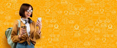 Gözlüklü genç bir müşteri, internet üzerinden alışveriş yapmak için akıllı telefon kullanırken kahvesinden zevk alıyor. Parlak arkaplanda teslimat ve ticaretle ilgili simgeler yer alıyor.