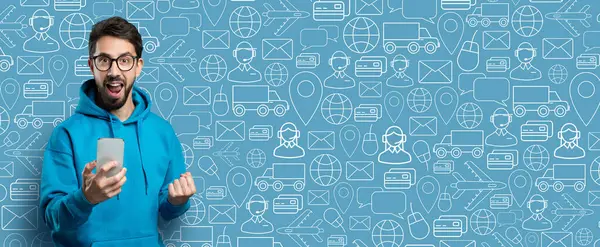 Mutlu bir müşteri elinde akıllı bir telefon tutuyor ve online alışveriş hakkında heyecanını dile getiriyor. Arkaplanda teslimat hizmetleri ve çevrimiçi ticaret faaliyetlerini temsil eden çeşitli simgeler yer alıyor..