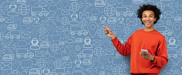 Neşeli bir alıcı satın alma için çevrimiçi bir mağazaya bakmak için akıllı telefon kullanır. Arkaplanda, çağdaş bir alışveriş deneyimi olduğunu öne süren dijital ticaret ve dağıtım hizmetleri yer alıyor..