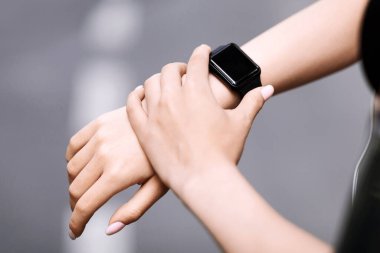 Modern Spor Malzemeleri. Tanımlanamayan Kadın, Smartwatch 'taki Spor Aktivitesini Kontrol Ediyor, Açık havada Antrenman, Kesik Görüntü, Kapanış