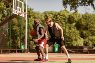 Açık hava sporları sahasında faaliyet gösteren iki farklı genç basketbolcu. Milenyum basketbolcuları birlikte oynuyorlar, uluslararası şampiyonaya hazırlanıyorlar.