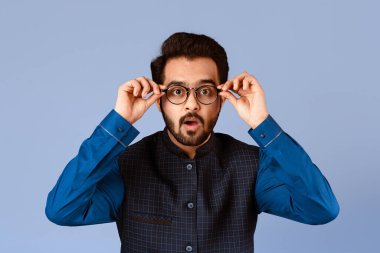 Çekici Hintli adam leylak arka planda ağzını açıyor.