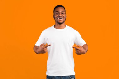 Kendini gösteren Afrikalı Amerikalı Stüdyoda Sarı Arkaplan 'ın üstünde duruyor. Bana Bak Konsepti