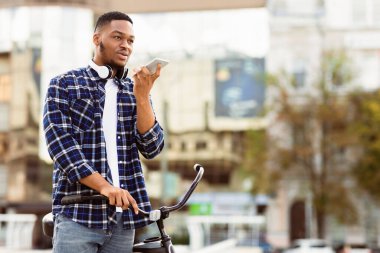 Afrika Kişisi Telefon Ses Asistanı Uygulaması Kullanıyor Şehir merkezinde duruyor ve Çevre, Boş Alan