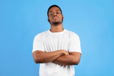 Havalı Siyah Adam Mavi Stüdyo Arkaplanındaki Kamera Pozuna Bakıyor. Tehditkar Sert Çocuklar Portresi