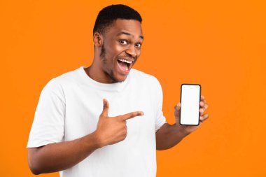 Akıllı Telefon Boş Ekran Uygulaması Gösteren Afro-Amerikalı Adam Sarı Stüdyo Arkaplan Üzerinde Gülümseyen Kamera Uygulaması. Model