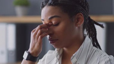 Odaklanmış bir Afrikalı Amerikalı kadın aktif olarak bir öğretmen veya öğretmen olarak çevrimiçi eğitime katılıyor. Modern bir ev ofisinden çalışıyor. Uzaktan öğrenmeye olan bağlılığını gösteriyor..