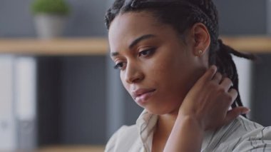 Genç bir Afrikalı Amerikalı kadın ev ofisinde oturuyor ve uzaktan eğitime odaklanıyor. Parlak çevre ve kitap rafları, eğitim için ideal bir öğrenim ve yaratıcılık atmosferi ortaya koymaktadır..