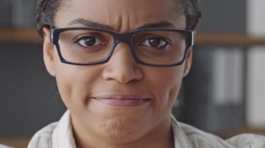 Bir kadın bilgiyi online öğretim yoluyla paylaşır, hayal kırıklığına uğramış hisseder. Öğrencilere uzaktan öğrenme konusunda yardımcı olurken, odaklanma ve kararlılık gösteriyor..