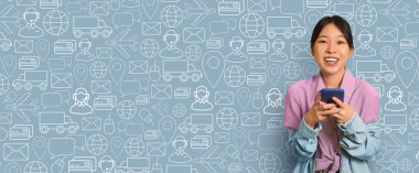 Genç bir insan elinde akıllı bir telefonla çevrimiçi alışveriş yaparken gülümsüyor. Arkaplanda dijital ticareti temsil eden bir dağıtım ve iletişim simgeleri kolajı yer alıyor..