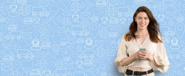 Bir müşteri akıllı telefonuyla çevrimiçi alışveriş yapmakla meşgul, dağıtım ve iletişim ikonları kolajıyla çevrili. Kurulum modern e-ticaret eğilimlerini vurguluyor.