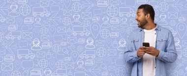 Bir insan akıllı telefonuyla online bir mağazaya girip dijital alışverişin kolaylığından keyif alır. Arkaplanda canlı bir atmosfer yaratacak bir teslimat ve alışveriş simgeleri örtüsü yer alıyor..