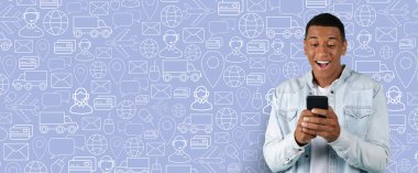 Bir müşteri akıllı bir telefondan alışveriş deneyimi yaşıyor, online bir alışveriş uygulaması ile meşgul. Arka planda çeşitli dağıtım ve iletişim simgeleri yer alıyor..