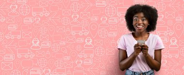 Mutlu bir müşteri çevrimiçi alışveriş yaparken akıllı telefon tutar. Neşeli atmosfer, arka planda canlı bir dağıtım kolajı ve iletişim ikonları ile güçlendirilir..