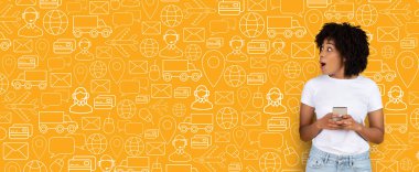 Elinde akıllı telefon olan bir kadın çevrimiçi alışverişe dalmışken şaşırmış görünüyor. Teslimat ve iletişim simgeleriyle dolu canlı sarı bir arkaplan sahneyi geliştirir..