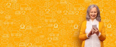 Çevrimiçi alışveriş yaparken akıllı telefonunda yazan neşeli yaşlı bir kadın. Canlı arka plan, onun satın alma deneyimini vurgulayan dağıtım ve iletişim simgeleri içeriyor.